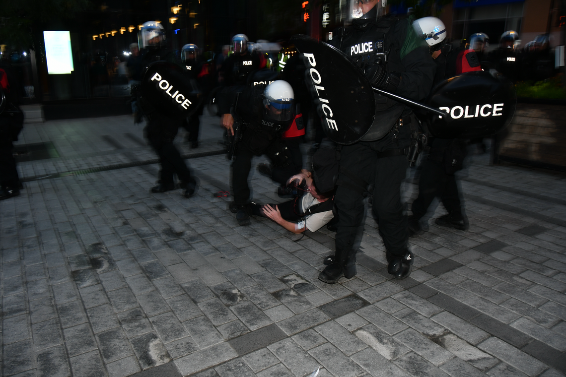 La manif « All Out contre l'enfer de l'IA » se termine par une intervention policière brutale à Place des arts le 16 septembre 2026