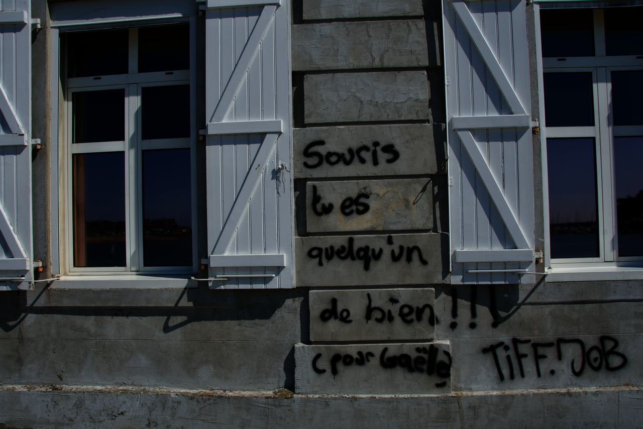 « Souris, tu es quelqu'un de bien » graffiti à Saint-Malo le 30 juin 2019