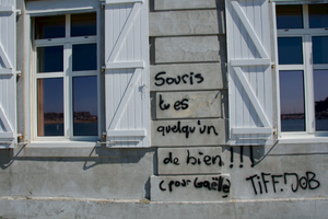 « Souris, tu es quelqu'un de bien » graffiti à Saint-Malo le 30 juin 2019